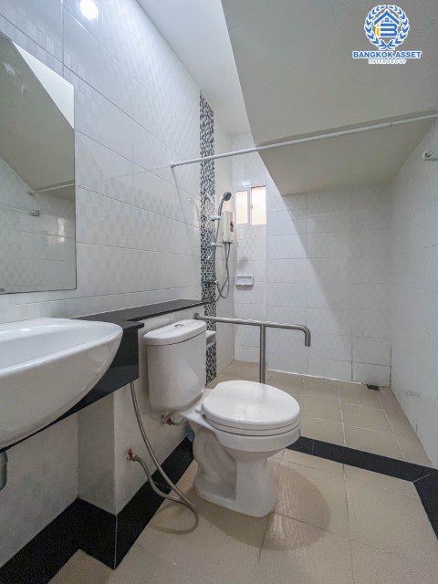 บ้านแฝดมือสองย่านนนทบุรี ม.ลลิลอินเดอะพาร์ค บางใหญ่-กาญจนภิเษก เนื้อที่กว้างขวางถึงเกือบ 40 ตร.ว. ฟังก์ชัน 3 ห้องนอน 2 ห้องน้ำ 1 ที่จอดรถ บนทำเลดี เดินทางสะดวก ใกล้เซ็นทรัลเวสต์เกต, ทางด่วน "กาญจนาภิเษก" เพียง 10 นาทีถึงรถไฟฟ้าสายสีม่วง "สถานีสามแยกบางใหญ่"...